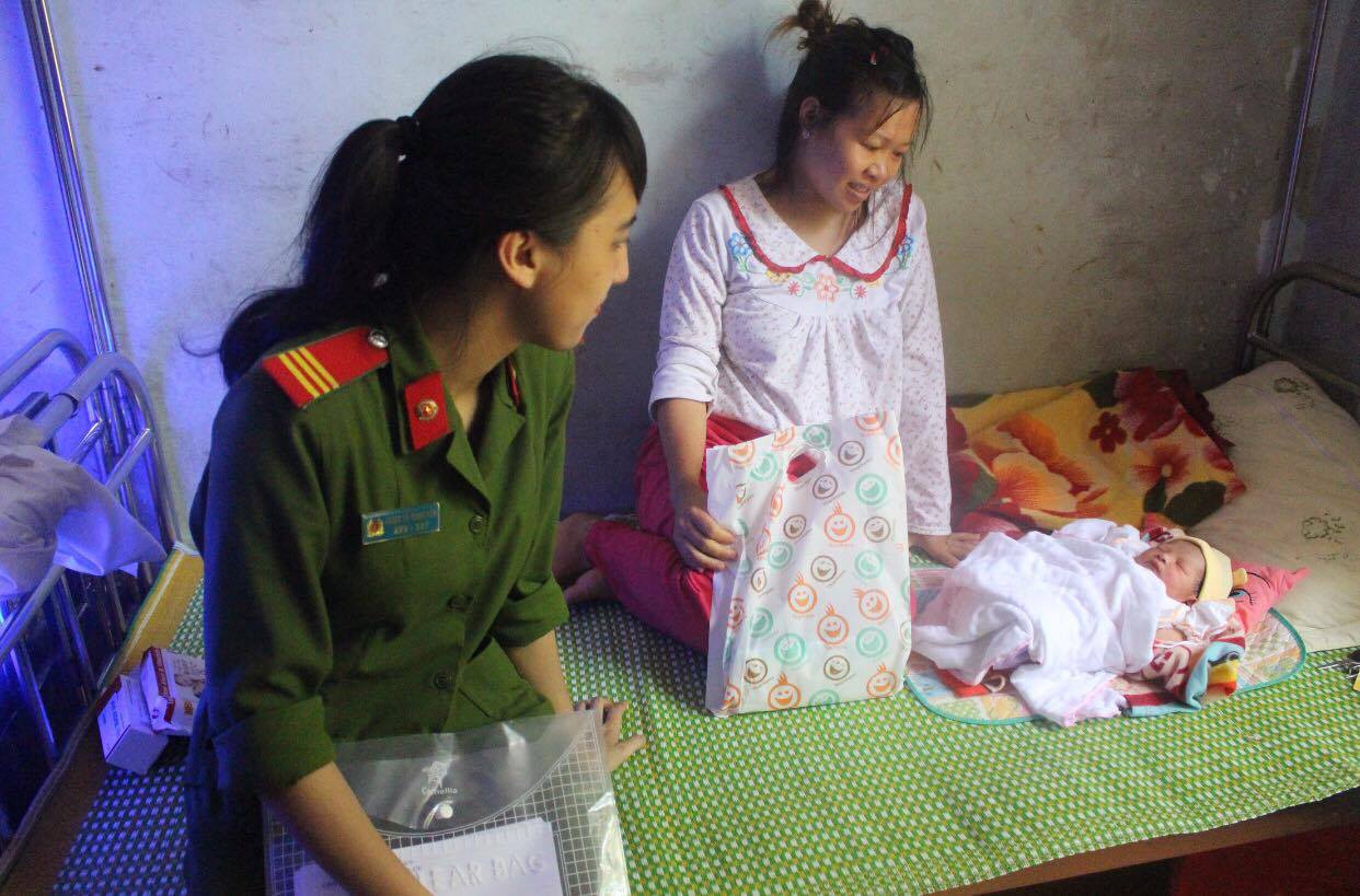 Thăm các bệnh nhi đang điều trị tại bệnh viên đa khoa huyện Quỳnh Lưu