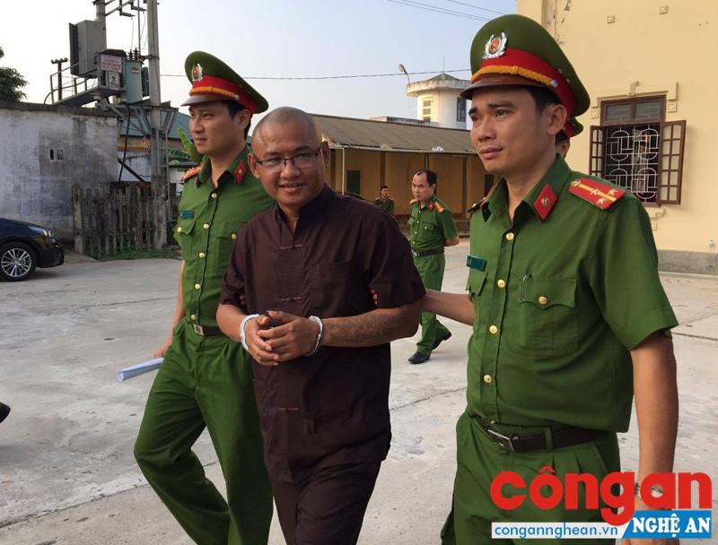 Phan Đình Tuấn vẫn nở nụ cười sau khi nhận mức án tử hình thứ 2