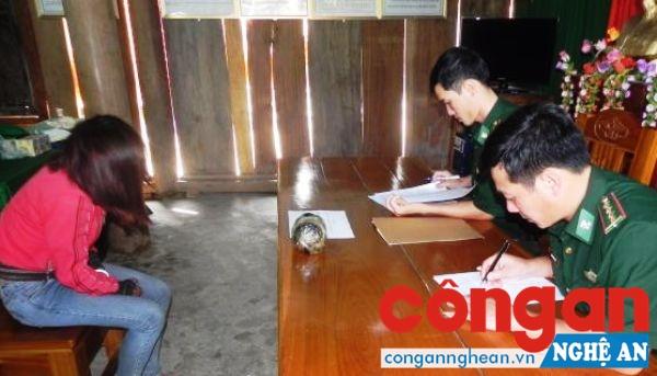 Lực lượng Biên phòng lập biên bản phạm pháp quả tang đối với đối tượng Vi Thị Thanh