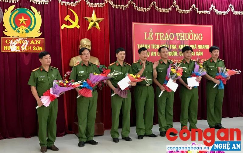  Lãnh đạo Công an tỉnh trao thưởng cho Công an huyện Anh Sơn và Phòng Cảnh sát Hình sự vì thành tích khám phá nhanh vụ trọng án tại xã Cẩm Sơn