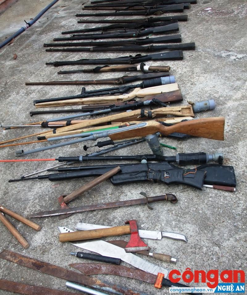 Nhiều loại vũ khí, công cụ hỗ trợ được nhân dân tự nguyện giao nộp.