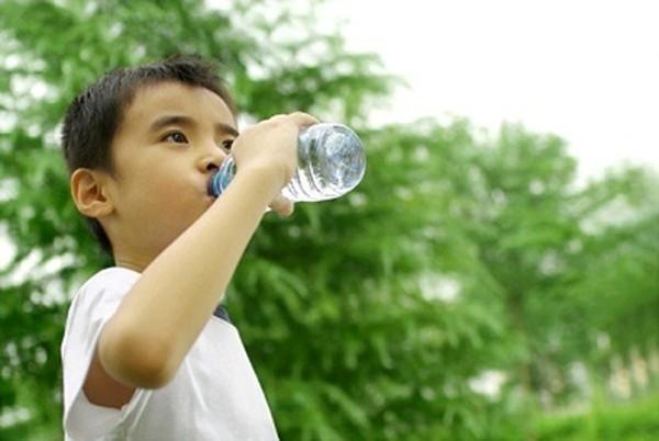 Trong mùa nắng nóng, nên cho/yêu cầu trẻ uống nhiều nước để phòng các bệnh như say nắng, mất nước, chuột rút...