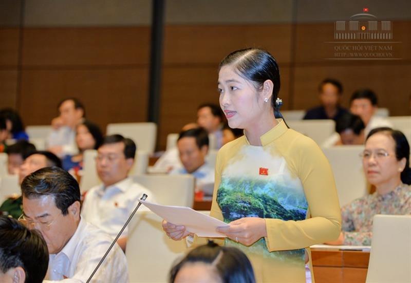 Đại biểu Quốc hội Trương Thị Yến Linh – tỉnh Cà Mau phát biểu tại Hội trường