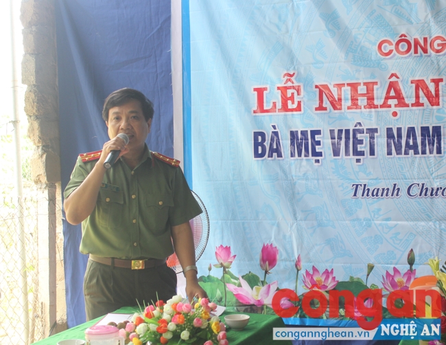 Đồng chí Đại tá Hồ Văn Tứ, Phó giám đốc Công an tỉnh phát biểu tại buổi lễ