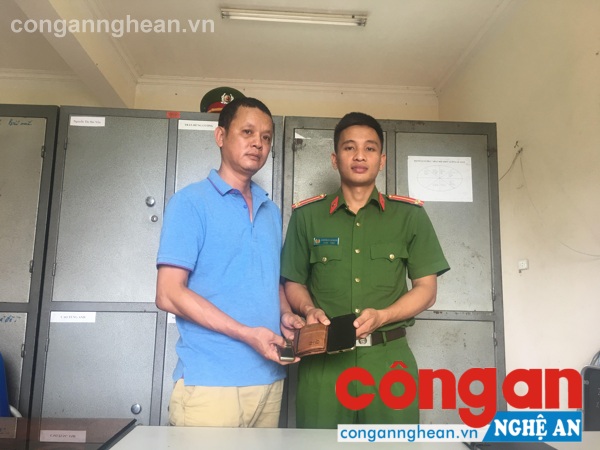Anh Đỗ Văn Tâm trực tiếp nhận lại tài sản bị mất từ Trung úy Đoàn