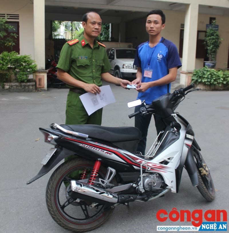 Thiếu tá Hồ Đình Hợi, Tổ trưởng Tổ chống cướp giật, Đội CSHS trao trả xe máy cho anh Hà Quốc Khánh