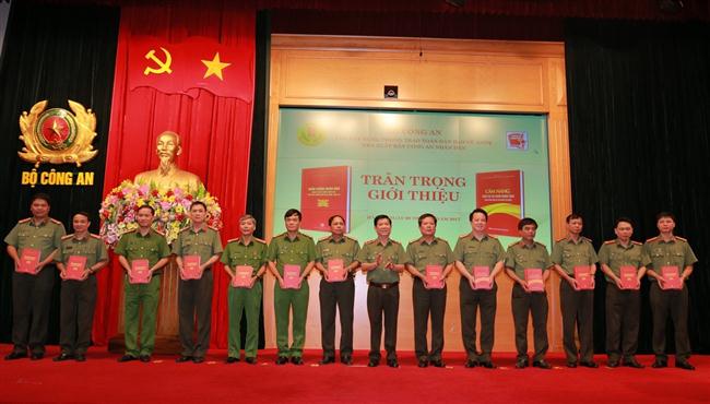 Thứ trưởng Nguyễn Văn Sơn trao tặng sách cho Công an các đơn vị, địa phương. 