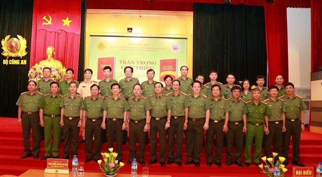 Thứ trưởng Nguyễn Văn Sơn chụp ảnh cùng các đại biểu dự buổi gặp mặt.