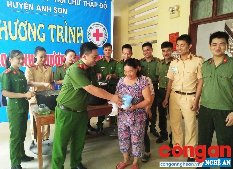 Đoàn viên, thanh niên Công an huyện Anh Sơn phát cháo miễn phí cho bệnh nhân.