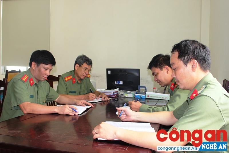 Thiếu tá Nguyễn Hữu Thịnh (ngoài cùng bên trái) trao đổi về hoạt động dân vận trong Công an Nghệ An