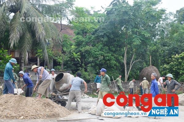 Làm giao thông nội xóm xây dựng nông thôn mới ở xã Châu Quang, huyện Quỳ Hợp