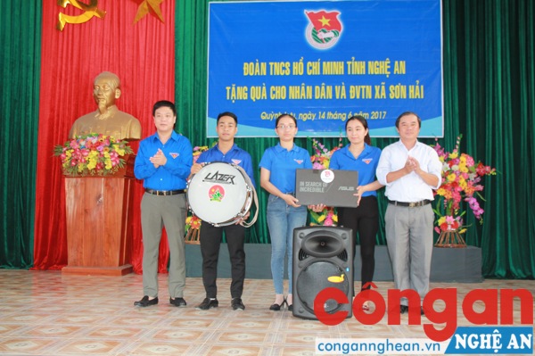 Tỉnh đoàn Nghệ An tặng Đoàn thanh niên xã Sơn Hải 1 máy tính xách tay, 1 bộ loa máy xách tay và 1 bộ trống Đội