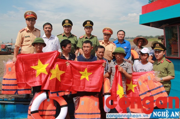 Tặng cờ tổ Quốc và phao cứu sinh cho các thuyền viên tại các tàu 
