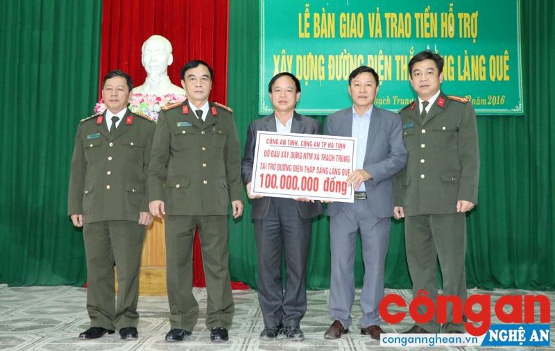 Đồng chí Đại tá Võ Trọng Hùng, Phó Giám đốc Công an tỉnh Hà Tĩnh trao tiền ủng hộ xây dựng nông thôn mới
