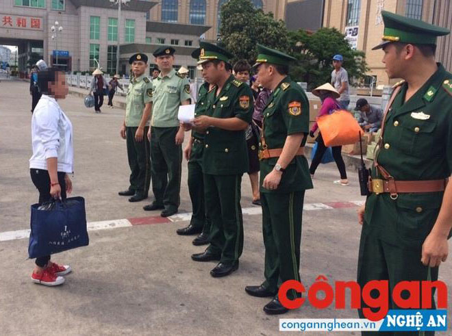 Công an Trung Quốc bàn giao Vừ Y X. cho Ban chuyên án và Tổ chức trẻ em Rồng Xanh tại khu vực cửa khẩu Móng Cái