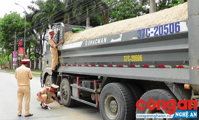 Các lực lượng chức năng phối hợp quyết liệt thực hiện giải tỏa hành lang an toàn giao thông - Ảnh: Đàm Hiền