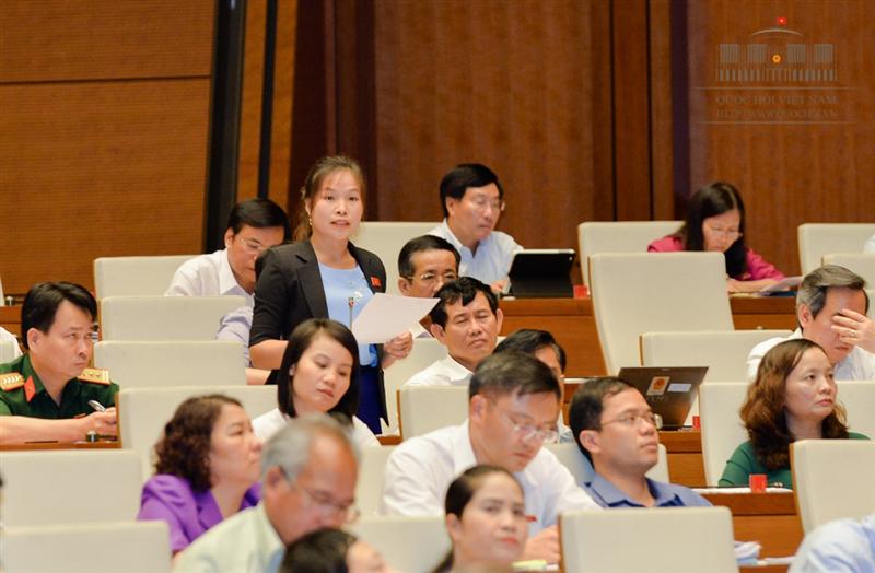 Đại biểu Cao Thị Giang - tỉnh Quảng Bình đặt vấn đề về giải pháp đột phá nhằm đổi mới phát huy vai trò của hệ thống y tế cơ sở