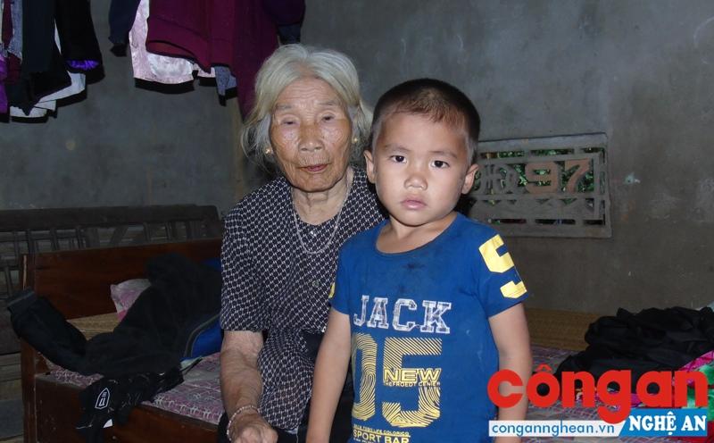  Cháu Nguyễn Văn Toàn và bà ngoại trong căn nhà xiêu vẹo