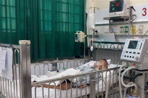 Một bệnh nhi đang điều trị tại Bệnh viện Nhi Trung ương