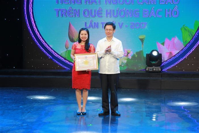Đồng chí Nguyễn Xuân Sơn, Phó bí thư Thường trực Tỉnh ủy, Chủ tịch HĐND tỉnh trao giải nhất toàn đoàn cho Đài phát thanh Truyền hình Nghệ An