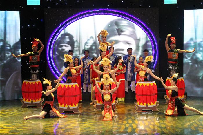 Tiết mục múa hát tập thể Hào khí Việt Nam của đơn vị Báo Công an Nghệ An đạt giải nhì