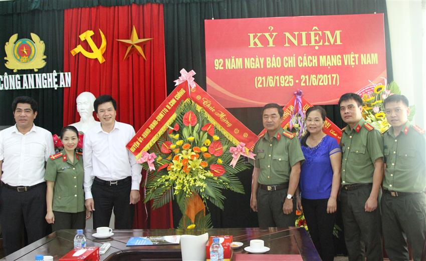 Lãnh đạo huyện Con Cuông chúc mừng báo Công an Nghệ An