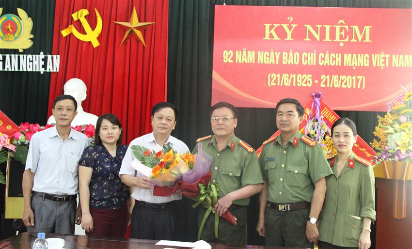Lãnh đạo huyện Yên Thành tặng hoa chúc mừng