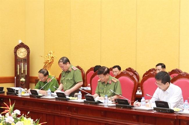 Trung tướng Hoàng Phước Thuận, Cục trưởng Cục An ninh mạng, thành viên Ban soạn thảo, Tổ trưởng Tổ biên tập trình bày báo cáo tại cuộc họp