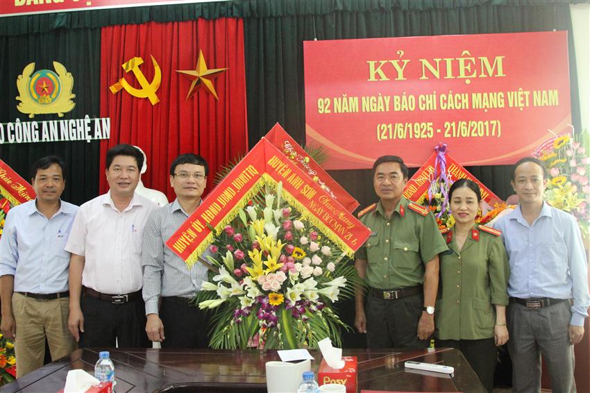 Lãnh đạo huyện Anh Sơn tặng hoa chúc mừng