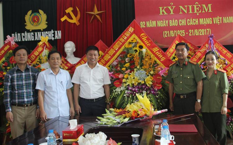 Lãnh đạo Thị xã Thái Hòa tặng hoa chúc mừng