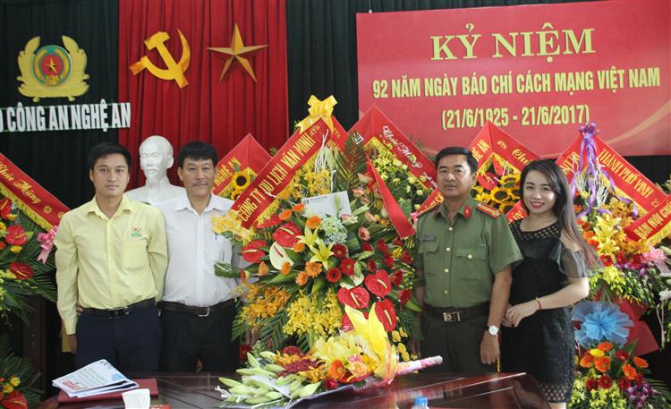 Công ty du lịch Văn Minh tặng hoa chúc mừng