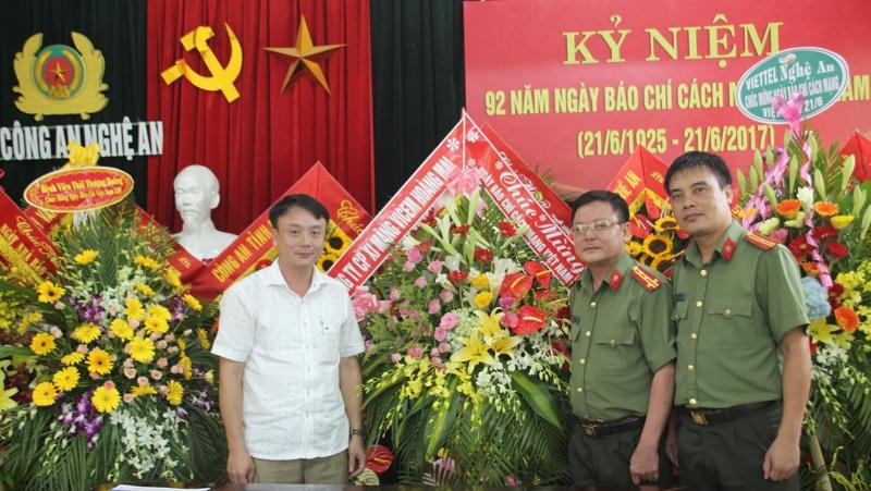 Công ty CP Xi măng Vicem Hoàng Mai tặng hoa chúc mừng