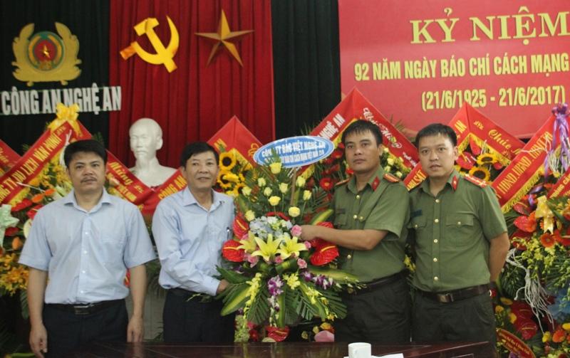 Công ty Bảo Việt Nghệ An tặng hoa chúc mừng