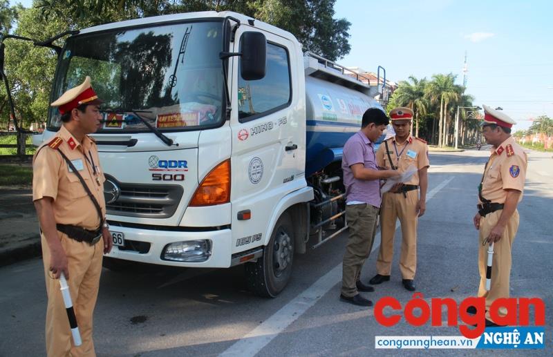 Lực lượng CSGT Công an thị xã Cửa Lò kiểm tra hành chính phương tiện giao thông đường bộ