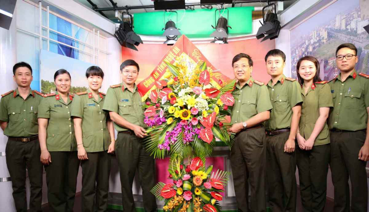 Đại tá Hồ Văn Tứ - Phó bí thứ Đảng ủy, PGĐ Công an tỉnh thay mặt lãnh đạo Công an tỉnh tặng hoa chúc mừng.