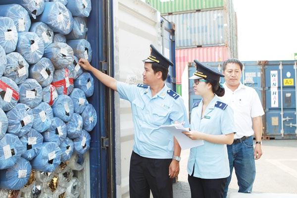 Hải quan cảng Sài Gòn khu vực 1 kiểm tra hàng hóa cho DN