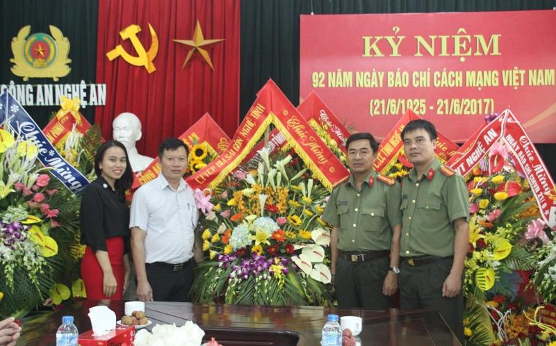 Công ty CP Bia Sài Gòn Nghệ Tĩnh tặng hoa chúc mừng