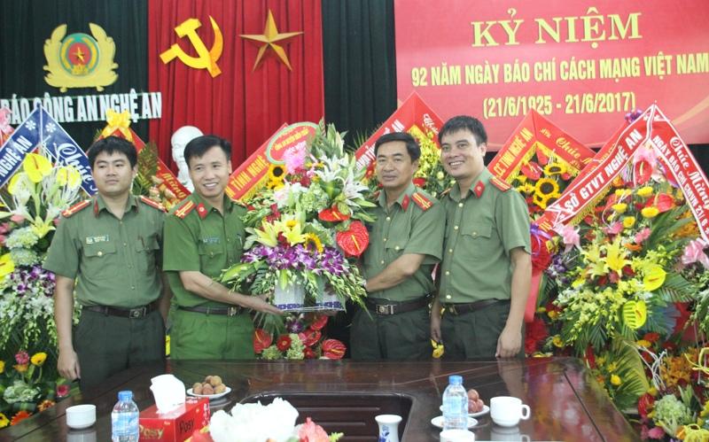 Công an huyện Diễn Châu tặng hoa chúc mừng