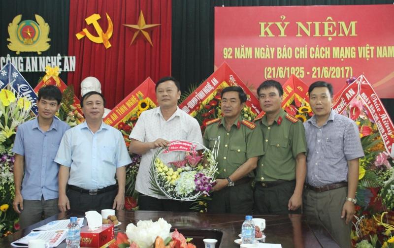 Lãnh đạo huyện Tân Kỳ tặng hoa chúc mừng