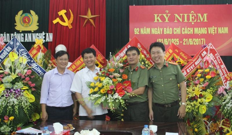 Lãnh đạo huyện Tương Dương tặng hoa chúc mừng