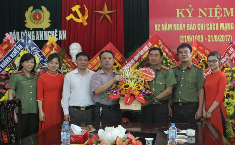 Công ty CP Y tế Nghệ An - Bệnh viện Đa khoa Thái An tặng hoa chúc mừng