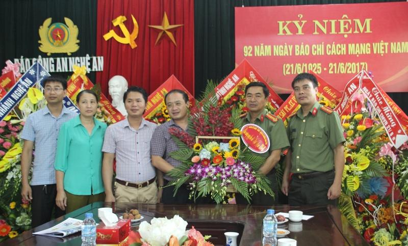 Đảng ủy HĐND - UBND - UBMTTQ phường Vinh Tân tặng hoa chúc mừng