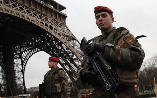Binh sĩ Pháp có mặt tại các khu vực công cộng để đảm bảo an ninh. Ảnh: AFP