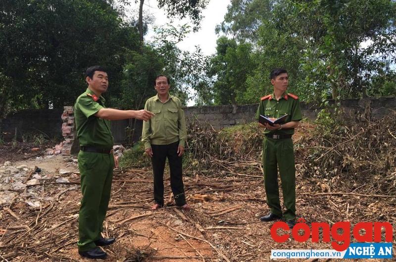 Phòng Cảnh sát PC&CC số 7 và Ban quản lý rừng đặc dụng Nam Đàn khảo sát, xây dựng các phương án phòng cháy, chữa cháy rừng trên địa bàn - Ảnh: Huyền Thương