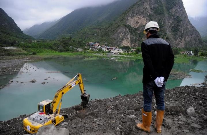 Lượng đất đá đã vùi kín 2km lòng một con sông tại địa phương.