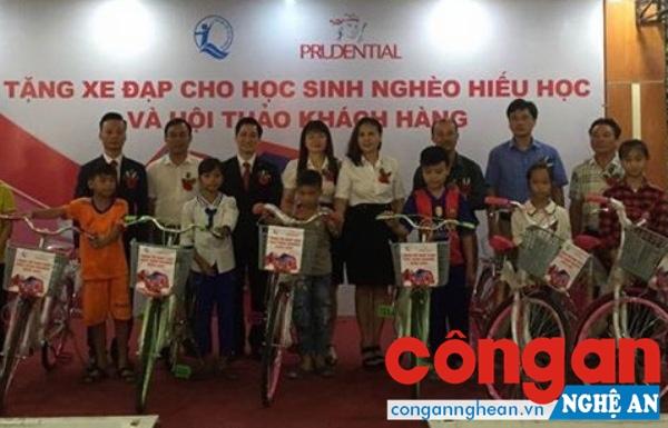 Đại diện lãnh đạo Công ty Prudential và Phòng Lao động, Thương binh và Xã hội các địa phương trao xe đạp cho trẻ em nghèo