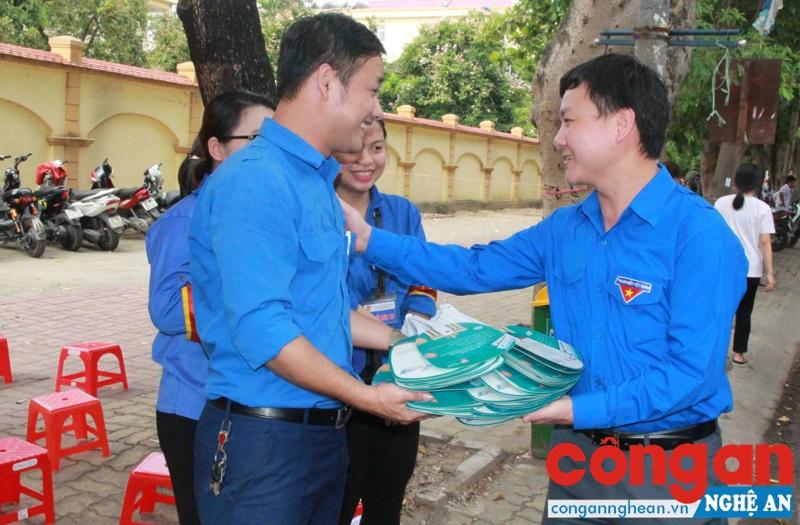 Đồng chí Phạm Tuấn Vinh, Bí thư Tỉnh đoàn (bên phải) trực tiếp đến động viên các tình nguyện viên tham gia chương trình “Tiếp sức mùa thi”