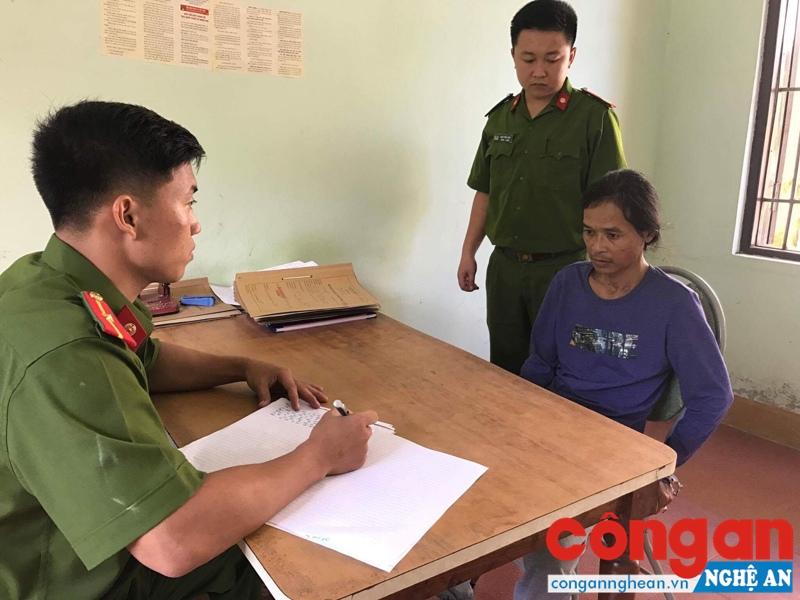 Cán bộ điều tra Công an huyện Anh Sơn lấy lời khai đối tượng ma túy Nguyễn Đình Phi trong Chuyên án 517M