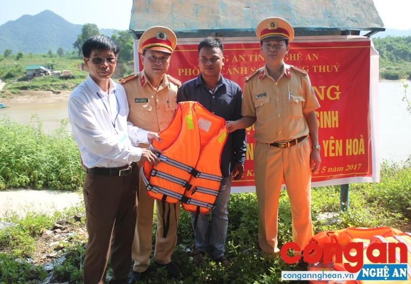 Cảnh sát Đường thủy Công an Nghệ An tặng áo phao cho người dân xã Lạng Khê, huyện Con Cuông