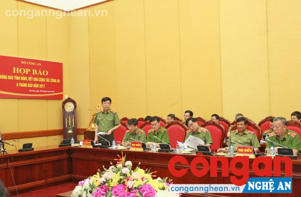 Đồng chí Trung tướng Nguyễn Danh Cộng- Chánh Văn phòng, Người phát ngôn Bộ Công an báo cáo tình hình kết quả công tác Công an 6 tháng đầu năm và nhiệm vụ trọng tâm 6 tháng cuối năm 2017